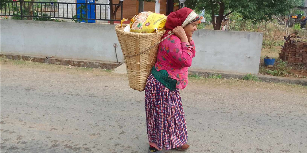 बत्तीस वर्षदेखि डोकोमा तरकारी बेच्दै ‘लक्ष्मी’